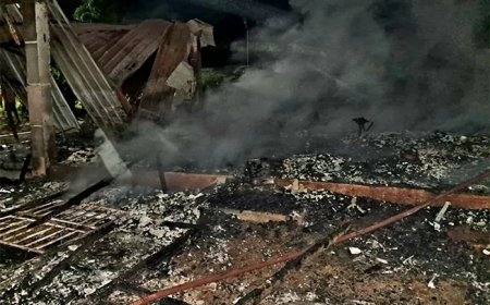 Gezin dakloos na felle brand aan Kampong Baroeweg