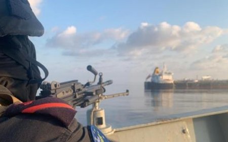 EU-missie verjaagt Somalische piraten van gekaapte tanker en bevrijdt bemanning