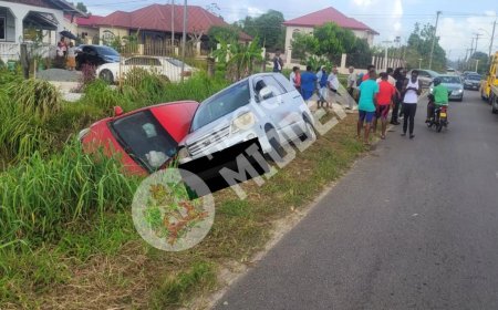 Auto en busje zwaar beschadigd bij aanrijding door onoplettendheid