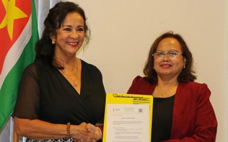 Persoonlijk archief George Hindori overhandigd aan Nationaal Archief