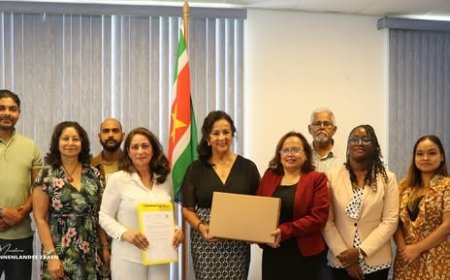 Archief George Hindori overgedragen aan Nationaal Archief Suriname