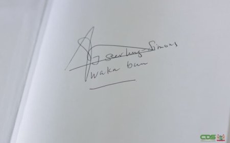 President Simons tekent condoleanceregister ex-president Venetiaan