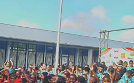 Commissie 50 jaar Srefidensi geeft startsein Vlaggenparadeproject op O.S. 2 Geyersvlijt