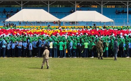 Duizenden scholieren oefenen voor Surinaamse vlag Onafhankelijkheidsdag