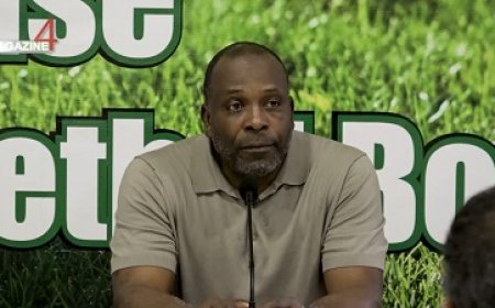 Bondscoach Stanley Menzo ontroert na winst op El Salvador