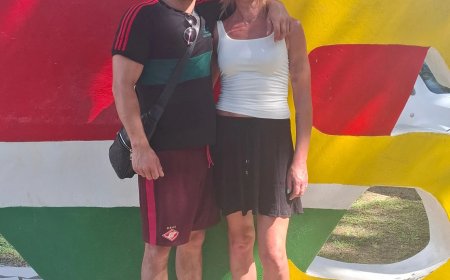 Dagelijkse interviews over de onafhankelijkheidsviering – Toeristen  praten over 50 jaar onaf