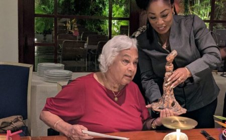 Cynthia McLeod ontvangt Ibisprijs