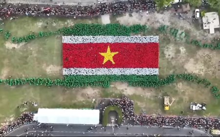Na 20 jaar weer reuzenvlag op Onafhankelijkheidsplein