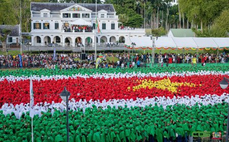 Duizenden jongeren kleuren Onafhankelijkheidsplein met Surinaamse vlag – Een foto impressie