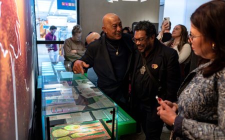 Vreugde, herinnering en trots bij opening tentoonstelling over 50 jaar onafhankelijkheid