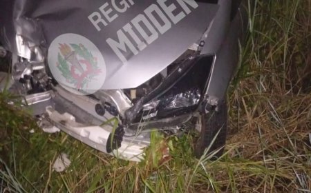 Automobiliste verliest controle over besturing auto en knalt tegen EBS-mast