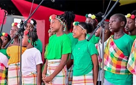 Schoolkoren kleuren CCS tijdens Srefidensi-viering