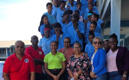 Leerlingen O.S. Hockey School krijgen voorlichting over kinderarbeid