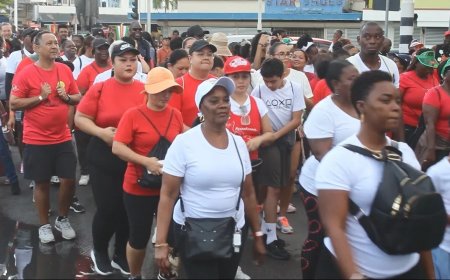 Wandelloop voor mens met sikkelcellen ondanks regen sfeervol