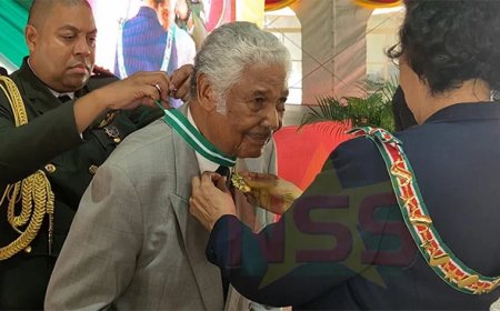 190 Surinamers gedecoreerd: Frits Pengel ontvangt hoogste onderscheiding