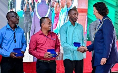 President decoreert 190 Surinamers