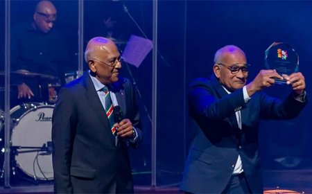 Steve Ferrier van Sonora Paramarera ontvangt award