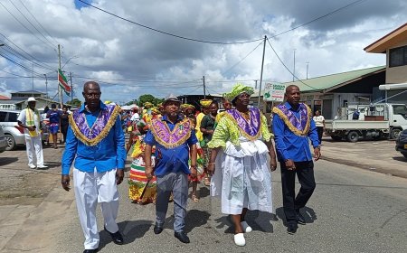 Dinari Dey in teken van “Mek wi brasa, yepi nanga warderi makandra”