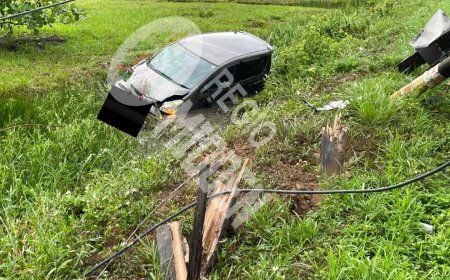 Automobilist verliest controle over besturing auto en rijdt tegen EBS-mast