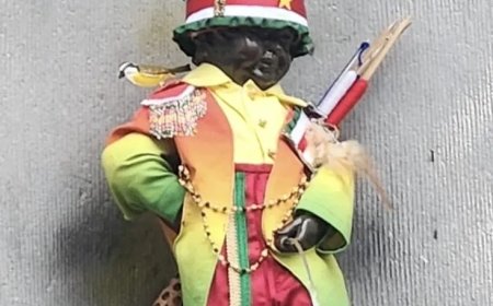 Manneken Pis in Surinaamse klederdracht