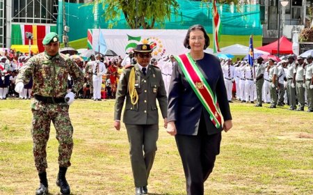 President Simons brengt vaandelgroet tijdens officiële Srefidensi-ceremonie