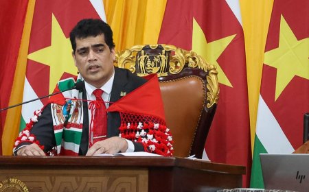 Adhin: “Belofte van 1975 verdient eerlijke toets na 50 jaar onafhankelijkheid”