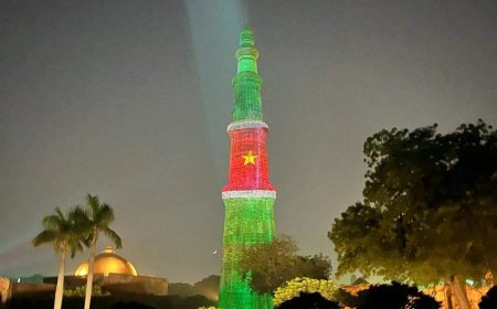 Monument Qutub Minar in New Delhi in kleuren Surinaamse vlag