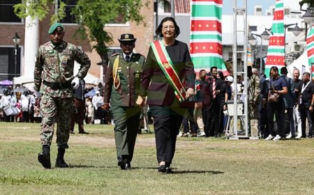Massale viering van 50 jaar Srefidensi op Onafhankelijkheidsplein