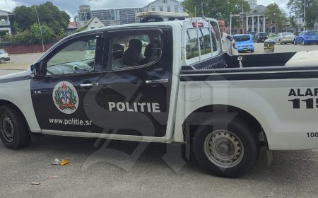 Vrouw rijdt weg na aanrijding en wordt klemgereden door politie