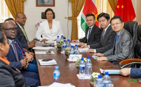 President Simons bespreekt economische samenwerking met Hong Kong en China