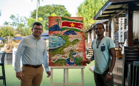 Kunstenaar Anand Dwarka beeld sfeer zwembad Torarica uit 