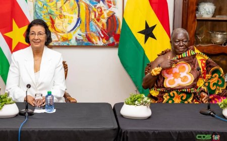Ashanti-koning spreekt Surinaamse leiders tijdens historisch bezoek