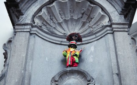 Manneken Pis draagt voor het eerst Surinaamse dracht tijdens Srefidensi-viering in Brussel