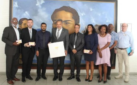 SLM bespreekt luchtvaartkansen met premier St. Maarten