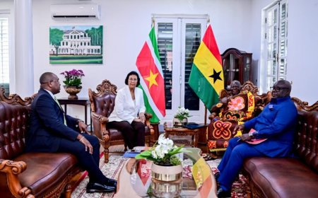 Ashanti-koning Osei Tutu II bij president Simons voor versterking banden tussen Ghana en Suri