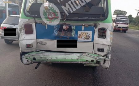 Vijf passagiers gewond na aanrijding tussen twee lijnbussen op Indira Gandhiweg