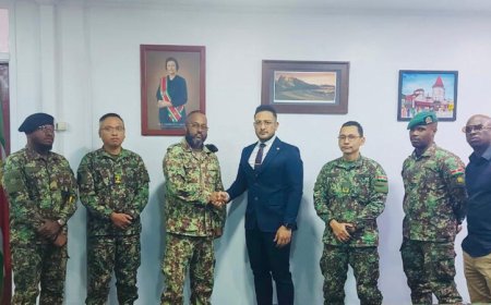 Defensieminister en bestuur VRM voeren overleg