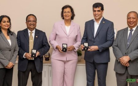 Simons, Rusland en Adhin ontvangen speciale 50 jaar Srefidensi gedenkpenning