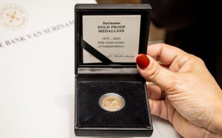 President Simons ontvangt 50 jaar Srefidensi gedenkpenning van CBvS