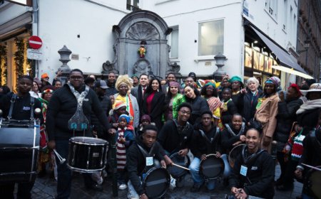 Srefidensi in Brussel: Manneken Pis in Surinaamse klederdracht
