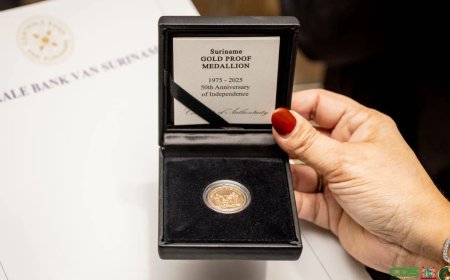 President Simons ontvangt speciale gedenkpenning 50 jaar Srefidensi