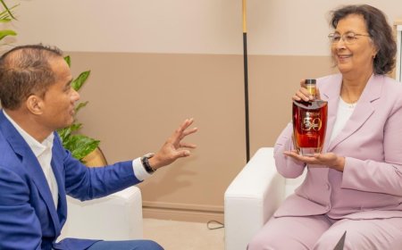 President Simons ontvangt eerste Borgoe 1975-2025 Srefidensi Edition van SAB