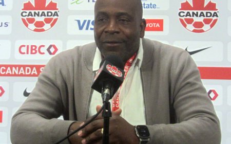 Stanley Menzo stapt op als bondscoach van Suriname
