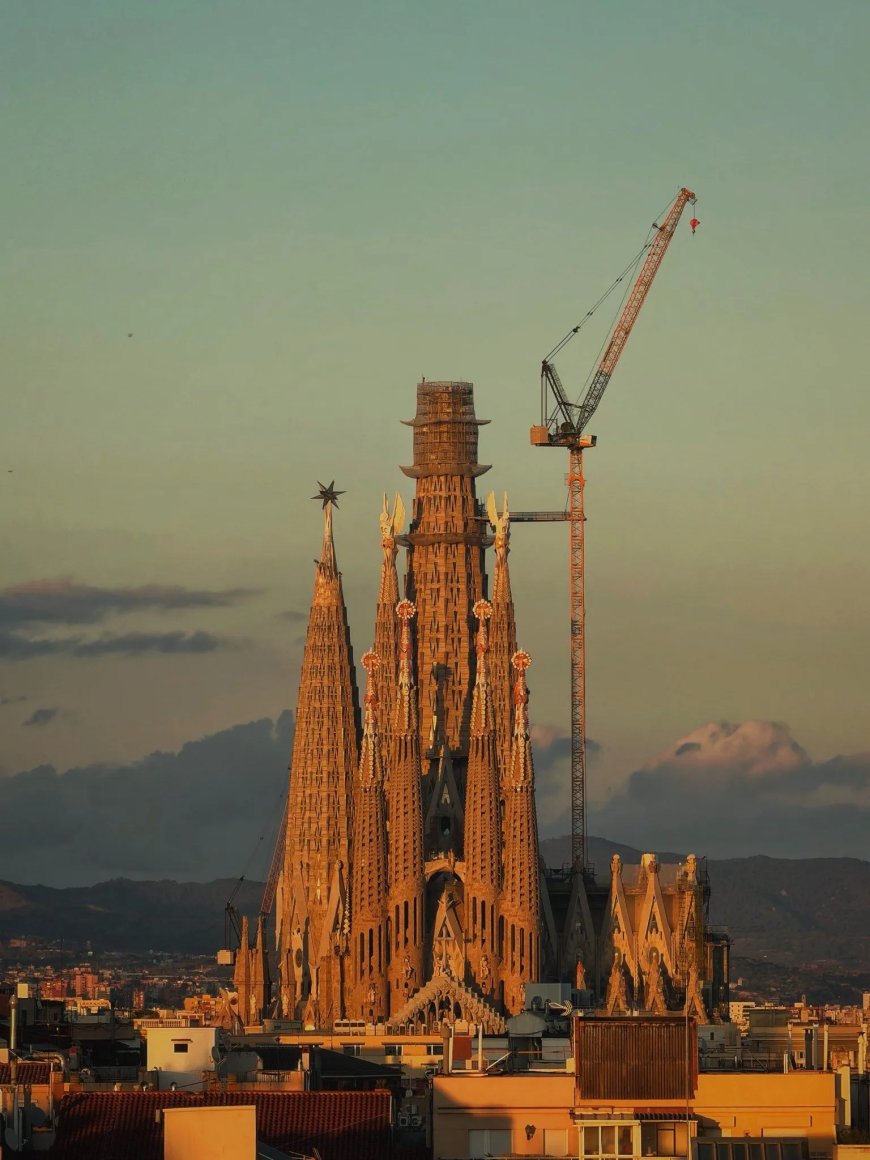 Spaanse Sagrada Familia stoot Duitse kerk van de troon met hoogste kerktoren ter wereld