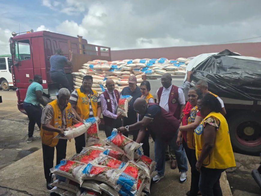 Lions Club Paramaribo Central doneert 10.000 kilo rijst aan NCCR voor slachtoffers orkaan Mel