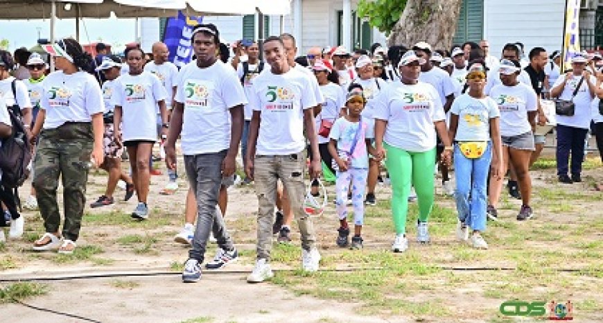 Commissie tevreden met massale participatie Srefidensi wandel- entrimloop