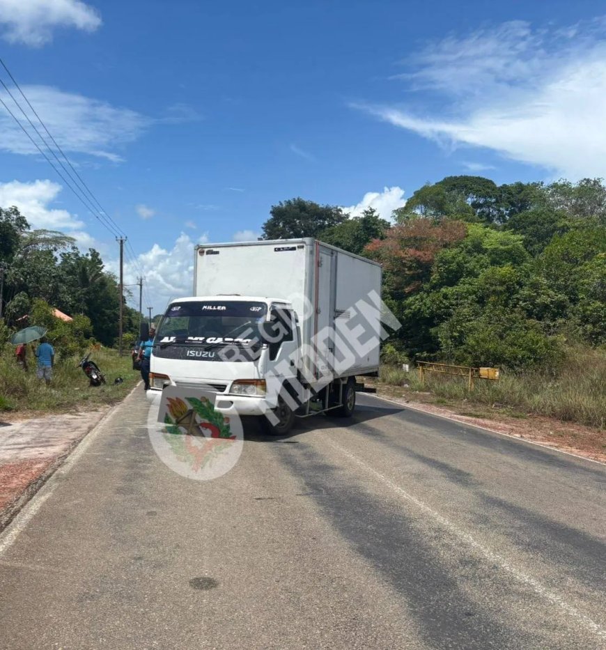 Meerijder van bromfietser zwaargewond na aanrijding met truck