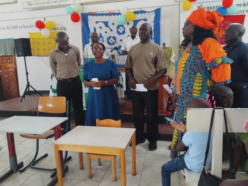 BEP schenkt schoolmeubilair aan EBGS-basisschool Botopasi