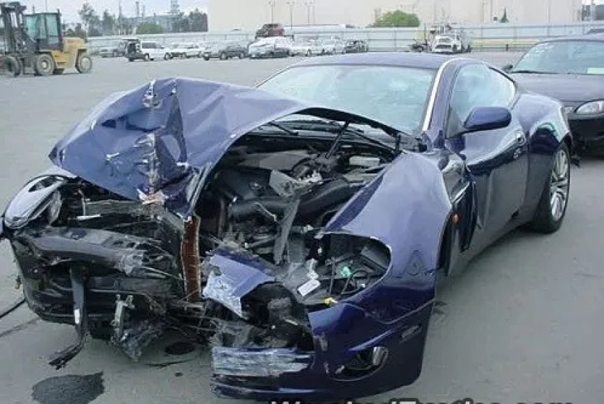 WIST U DAT: Een man in India zijn dure Aston Martin tegen boom reed om zwerfhond te ontwijken