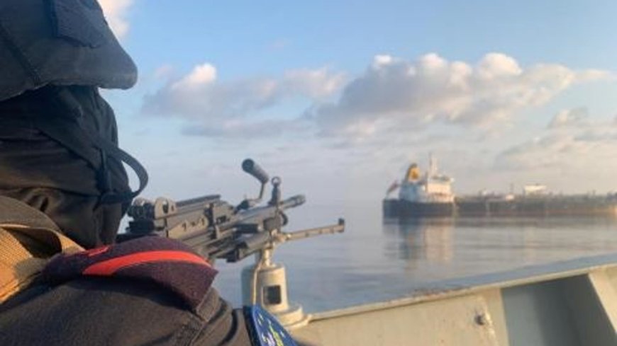 EU-missie verjaagt Somalische piraten van gekaapte tanker en bevrijdt bemanning